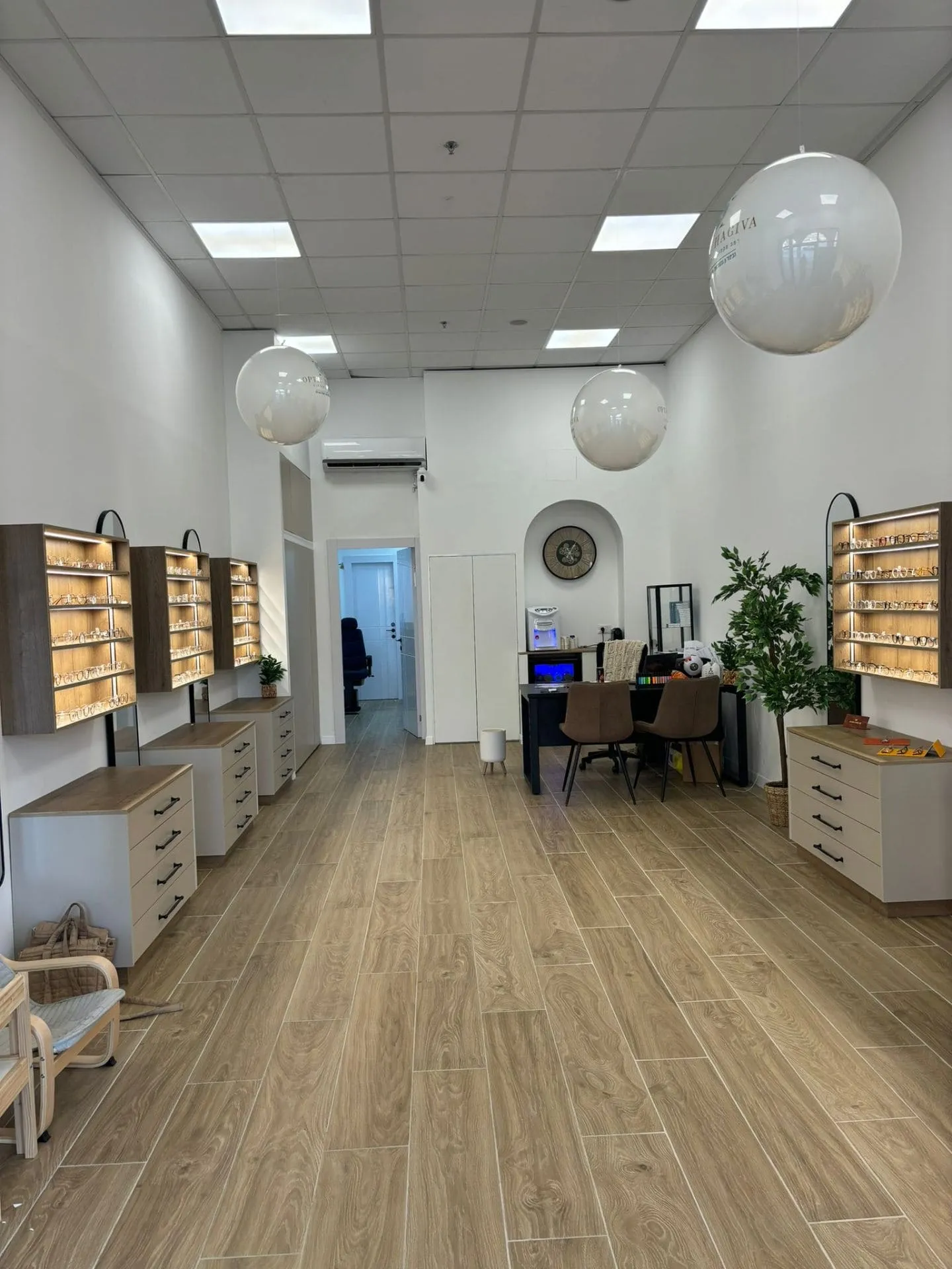 פינת ישיבה ותצוגת משקפיים בבוטיק